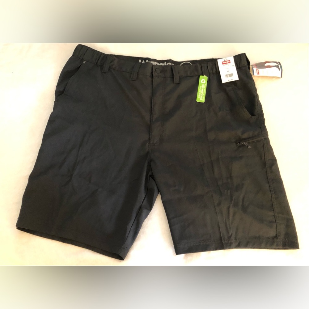 Wrangler Outdoor Men’s size 46 Relaxed Fit Utility Shorts Black New *